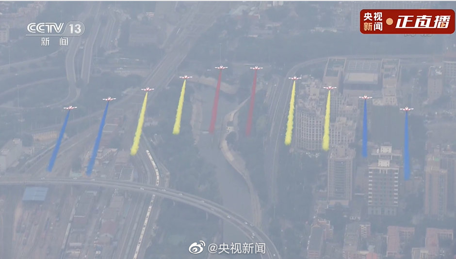 看教练机拉出10道绚丽彩烟